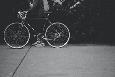 手持自行车的人的灰度照片
